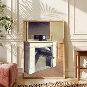 Puede incluir: Una impresión enmarcada de una pintura surrealista que representa una locomotora de vapor negra emergiendo de una chimenea blanca. Un reloj de repisa negro se encuentra sobre la repisa de la chimenea bajo un gran espejo. Suelo de madera.