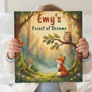 Peut inclure: Un livre pour enfants carré intitulé Emy's Forest of Dreams présentant une illustration colorée d'une scène forestière avec un renard, un hibou, un lapin et un écureuil entourés d'arbres, de fougères vertes, de petites fleurs et de papillons.