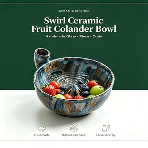Könnte beinhalten: Eine runde Obstschale aus Keramik mit blau-braun-cremefarbener Wirbelglasur. Sie verfügt über eine zentrale Zitruspresse, einen seitlichen Griff und Abflusslöcher. Der Text lautet: CERAMIC KITCHEN Swirl Ceramic Fruit Colander Bowl Handmade Glaze Rinse Drain.