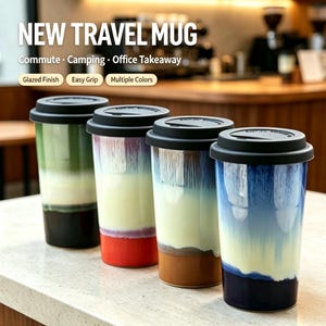 Könnte beinhalten: Vier Reisebecher mit schwarzen Deckeln und glasierten Oberflächen in grünen, roten, blauen und braunen Farbverläufen. Der Text NEW TRAVEL MUG, Commute, Camping, Office Takeaway, Glazed Finish, Easy Grip und Multiple Colors ist im Hintergrund sichtbar.