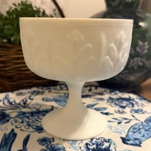 Coupe sur pied vintage en verre opalin à motif feuille de chêne, 1978 FTD