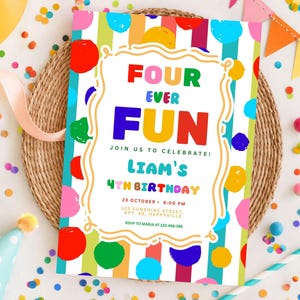 Pode incluir: Um cartão de convite de aniversário retangular com um fundo de listras verticais coloridas e pontos espalhados. O centro exibe uma moldura dourada ondulada contendo o texto FOUR EVER FUN, JOIN US TO CELEBRATE, LIAM'S 4TH BIRTHDAY e detalhes do evento.