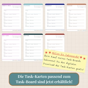 Könnte beinhalten: Sieben rechteckige Aufgabenkarten mit farbigen Kopfzeilen, beschriftet mit Anruf/E-Mail, Rechnung, Haushalt, Aufgabe, Self-Care, Auftrag und einer leeren Karte. Jede Karte enthält eine Titelzeile, ein Fälligkeitsdatum und eine Checkliste mit fünf Schritten.