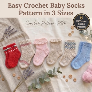 Könnte beinhalten: Eine digitale Häkelanleitung als PDF mit dem Titel Easy Crochet Baby Socks Pattern in 3 Sizes, die 6 verschiedene Sockenmodelle in Rot, Creme, Rosa, Beige und Blau zeigt. Das Bild zeigt die fertigen Socken neben kleinen Holzknöpfen und Lavendel.