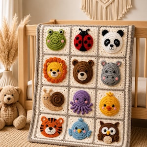 Op de afbeelding: Een gehaakte babydeken met een raster van twaalf vierkante panelen, elk met een ander knuffeldiergezicht, waaronder een kikker, lieveheersbeestje, panda, leeuw, beer, nijlpaard, slak, octopus, kuiken, tijger, blauwe vogel en een uil.