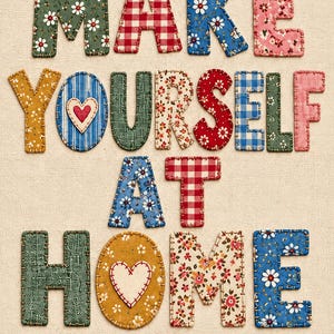 Puede incluir: Letras de tela que forman la frase MAKE YOURSELF AT HOME con costuras visibles, con varios patrones florales, de cuadros y vichy en rojo, azul, verde, amarillo y rosa. Incluye dos formas de corazón y dos pequeños adornos florales.