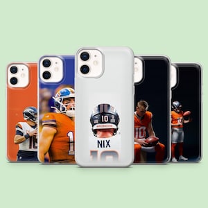 Puede incluir: Cinco fundas para smartphone con el jugador de fútbol americano Bo Nix de los Denver Broncos. Los diseños incluyen fotos de acción del jugador con camiseta naranja, un primer plano del casco y un retrato con el nombre NIX y el número 10.