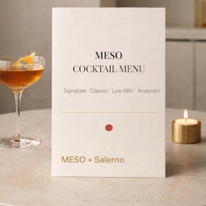 Può includere: Un menu cocktail rettangolare verticale color bianco sporco con testo nero che recita MESO COCKTAIL MENU, seguito da Signature, Classici, Low ABV e Analcolici. Presenta una sottile linea orizzontale, un piccolo punto rosso e MESO Salerno in oro.
