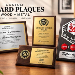 Puede incluir: Cuatro placas de reconocimiento personalizadas con marcos de madera oscura y placas metálicas. Las placas muestran varios diseños grabados, incluyendo un certificado médico, un premio de 25 años de servicio, un 50 aniversario y un hito de aviación.