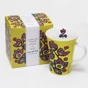 Peut inclure: Un mug en porcelaine jaune et sa boîte assortie avec un motif floral coloré par Norval Morrisseau. Le mug a un intérieur blanc avec un petit motif floral. La boîte porte l'inscription "FLORAL ON YELLOW" et "295 ml - 10 fl. oz."