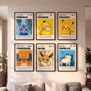 Puede incluir: Seis láminas de arte mural enmarcadas con ilustraciones de los personajes Pokémon Greninja, Psyduck, Pikachu, Charizard, Eevee y Snorlax. Cada lámina incluye el nombre del personaje en inglés y japonés, una paleta de colores y texto descriptivo.
