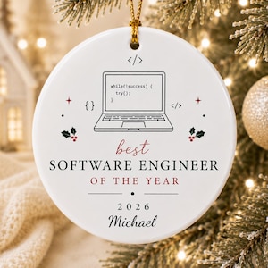 Peut inclure: Une décoration ronde en céramique blanche ornée d'un dessin au trait noir représentant un ordinateur portable avec du code à l'écran, entouré de petits motifs de houx rouges et verts. Le texte indique : best SOFTWARE ENGINEER OF THE YEAR 2026 Michael.