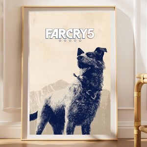 Puede incluir: Un póster vertical enmarcado que presenta una ilustración azul oscuro de un perro con collar sobre un fondo beige claro. El texto FARCRY5 está impreso en blanco en la parte superior, sobre cinco contornos de estrellas blancas y una montaña.