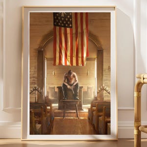 Könnte beinhalten: Ein gerahmter Wandkunstdruck, der das schwach beleuchtete Innere einer Holzkirche mit einer großen amerikanischen Flagge über dem Altar zeigt. Eine Figur sitzt auf einem kleinen Hocker in der Mitte und hält eine Handfeuerwaffe in der Hand.