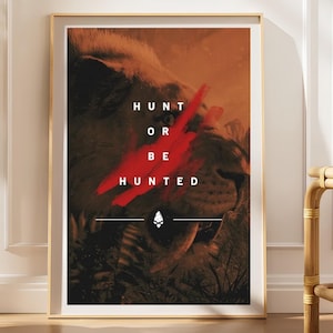 Puede incluir: Un cuadro rectangular enmarcado que presenta una ilustración oscura y en primer plano de la cara de un tigre en tonos marrones y negros. Una pincelada roja audaz superpone el centro con el texto blanco "HUNT OR BE HUNTED" y un icono de punta de flecha.