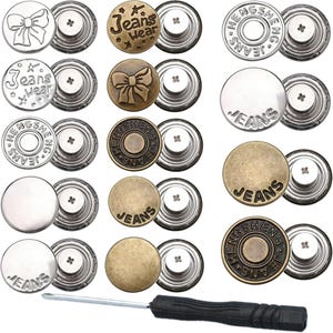 Puede incluir: Una colección de quince botones metálicos para vaqueros en varios acabados como plata, bronce y latón, con diseños en relieve como lazos y el texto "Jeans wear" o "Hengsheng Jeans", acompañados de un pequeño destornillador con mango negro.