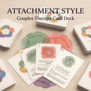 Puede incluir: Un mazo de cartas titulado Attachment Style Couples Therapy Card Deck, con ilustraciones estilo acuarela y textos. Las cartas incluyen etiquetas como The Silent Treadmill y The Steady Base, junto con el texto Name the pattern. Repair it together.
