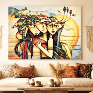 Puede incluir: Un cuadro rectangular que muestra tres figuras estilizadas con rostros alargados y cabello oscuro, frente a un gran sol amarillo. La obra incorpora tonos vibrantes de naranja, azul y marrón, con elementos abstractos en forma de hojas que surgen de las cabezas.