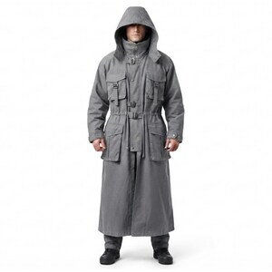 Peut inclure: Un long manteau gris &agrave; capuche dot&eacute; d'un col montant, d'une fermeture &eacute;clair frontale et de multiples poches utilitaires sur la poitrine et la taille. Le v&ecirc;tement comprend des sangles &agrave; boucle r&eacute;glables, des manches longues et un ourlet long.