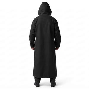 Peut inclure: Un long manteau noir uni &agrave; capuche, dot&eacute; d'une coupe longue descendant jusqu'au bas des jambes. Le v&ecirc;tement pr&eacute;sente des manches longues et une capuche, vu de dos, mettant en &eacute;vidence une conception en tissu noir uniforme et sans motif.