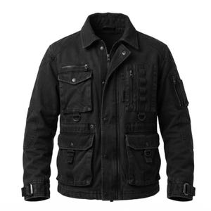 Könnte beinhalten: Eine schwarze Funktionsjacke mit Kragen, durchgehendem Frontreißverschluss mit Druckknopfleiste, mehreren Brust- und Hüfttaschen mit Klappen, D-Ring-Befestigungen, Reißverschlusstaschen an den Ärmeln und verstellbaren Ärmelbündchen mit Schnallen.