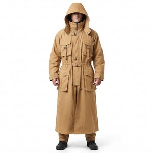 Peut inclure: Un manteau long &agrave; capuche de couleur beige, dot&eacute; d'un col montant, d'une fermeture &eacute;clair frontale et de multiples poches utilitaires sur la poitrine et la taille. Le v&ecirc;tement comprend des sangles &agrave; boucle r&eacute;glables et des manches longues.