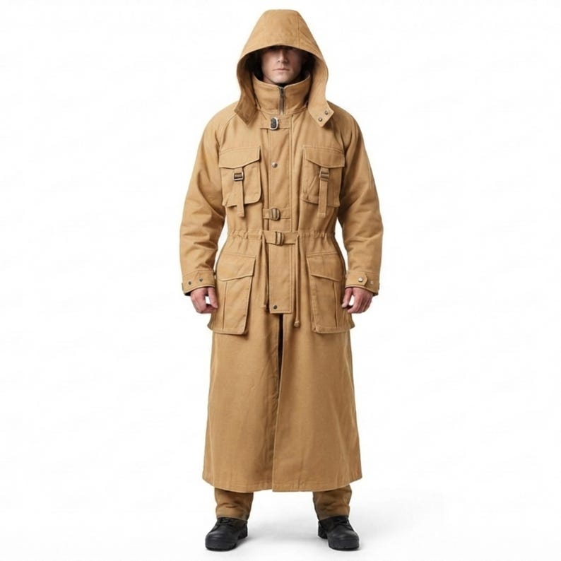 Peut inclure: Un manteau long &agrave; capuche de couleur beige, dot&eacute; d'un col montant, d'une fermeture &eacute;clair frontale et de multiples poches utilitaires sur la poitrine et la taille. Le v&ecirc;tement comprend des sangles &agrave; boucle r&eacute;glables et des manches longues.