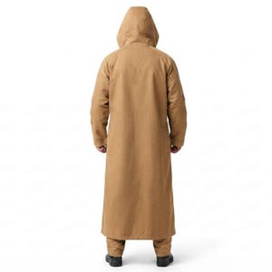 Peut inclure: Un long manteau &agrave; capuche de couleur beige avec des manches longues, descendant jusqu'au bas des jambes. Le v&ecirc;tement pr&eacute;sente une texture unie et uniforme et est pr&eacute;sent&eacute; de dos, couvrant tout le torse et les jambes jusqu'aux chevilles.