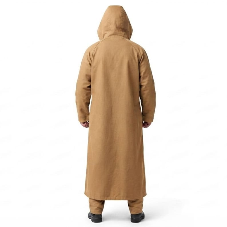Peut inclure: Un long manteau &agrave; capuche de couleur beige avec des manches longues, descendant jusqu'au bas des jambes. Le v&ecirc;tement pr&eacute;sente une texture unie et uniforme et est pr&eacute;sent&eacute; de dos, couvrant tout le torse et les jambes jusqu'aux chevilles.