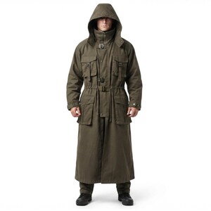 Peut inclure: Un long manteau &agrave; capuche vert olive dot&eacute; d'un col montant, d'une fermeture &eacute;clair frontale et de multiples poches utilitaires sur la poitrine et les hanches. Le v&ecirc;tement comprend des sangles &agrave; boucle r&eacute;glables &agrave; la taille, au cou et &agrave; la poitrine.