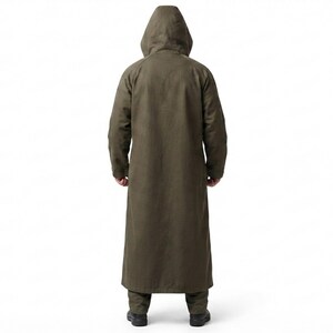 Peut inclure: Un manteau &agrave; capuche vert olive pleine longueur vu de dos. Le v&ecirc;tement pr&eacute;sente des manches longues, une capuche structur&eacute;e et un ourlet droit qui descend jusqu'au bas des jambes, offrant une couverture compl&egrave;te dans un tissu mat uni.