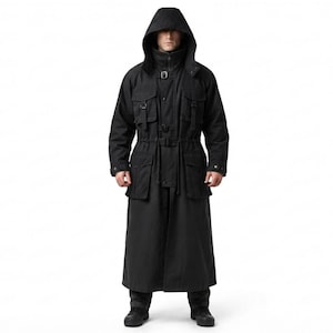 Peut inclure: Un long manteau noir &agrave; capuche dot&eacute; d'un col montant, d'une fermeture &eacute;clair frontale et de multiples poches utilitaires sur la poitrine et les hanches. Le v&ecirc;tement comprend des sangles &agrave; boucle r&eacute;glables &agrave; la taille et &agrave; la poitrine.
