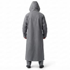 Peut inclure: Un manteau &agrave; capuche gris uni pleine longueur vu de dos. Le v&ecirc;tement pr&eacute;sente des manches longues, une capuche structur&eacute;e et un ourlet droit qui descend jusqu'au bas des jambes. Le tissu semble avoir une texture lisse et uniforme.