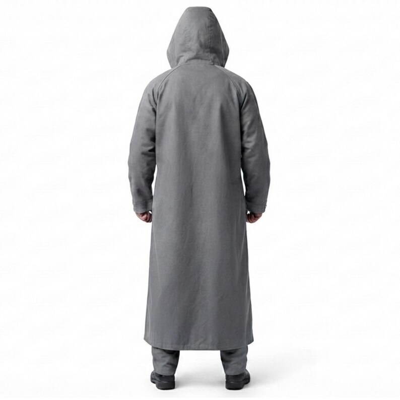 Peut inclure: Un manteau &agrave; capuche gris uni pleine longueur vu de dos. Le v&ecirc;tement pr&eacute;sente des manches longues, une capuche structur&eacute;e et un ourlet droit qui descend jusqu'au bas des jambes. Le tissu semble avoir une texture lisse et uniforme.