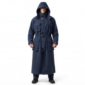 Peut inclure: Un long manteau &agrave; capuche bleu marine fonc&eacute; dot&eacute; d'un col montant, d'une fermeture &eacute;clair frontale et de multiples poches utilitaires sur la poitrine et la taille. Le v&ecirc;tement comprend des sangles &agrave; boucle r&eacute;glables au cou et &agrave; la taille.