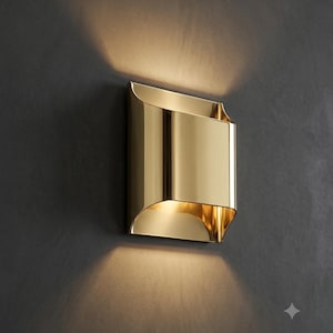 Pode incluir: Um candeeiro de parede em ouro polido com uma estrutura metálica retangular e curva. A luminária apresenta um design aberto que emite um brilho quente e suave tanto por cima como por baixo, projetando luz na parede acima e abaixo.