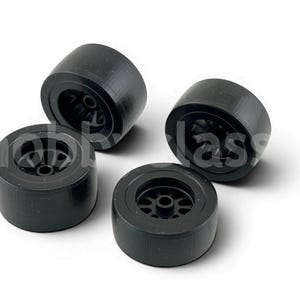 Peut inclure: Quatre roues de voiture miniature en plastique noir avec des pneus larges et lisses et un design de jante à rayons multiples. Chaque roue présente un trou de moyeu central et une bande de roulement circulaire, vendues comme pièces de rechange.