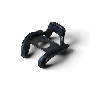 Puede incluir: Un componente de hardware de metal negro que presenta una placa central plana con un orificio circular, flanqueada por dos brazos curvos en forma de arco que se extienden hacia arriba y hacia afuera. La estructura es rígida, con un acabado mate.