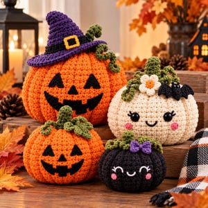 Peut inclure: Quatre citrouilles crochetées de tailles et de couleurs variées. Une citrouille orange porte un chapeau de sorcière violet. Une citrouille crème arbore une fleur blanche et une chauve-souris noire. Une petite citrouille orange a une tige verte.