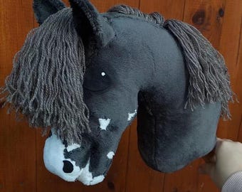 Steckenpferd, grau, mit Halfter, Führstrick und Gratisgeschenken, Größe A4, Plüschpony für Kinder, Steckenpferd, handgefertigt