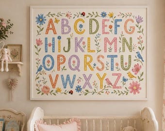 Könnte beinhalten: Ein rechteckiger Wandkunstdruck, der das Alphabet in bunten, blumig gemusterten Buchstaben zeigt. Jeder Buchstabe ist von Illustrationen kleiner Blumen, Blätter, Vögel und Marienkäfer umgeben, alles auf einem hellen, einfarbigen Hintergrund.
