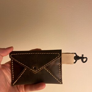 Cartera de piel marrón con clip