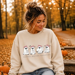 Coffee Before Haunting Sweatshirt, Halloween Sweater Damen, Spooky Coffee Pullover, Fall Ghost Sweatshirt, Herbst Pullover Geschenk
