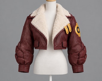 Burgunderrote, kurze Lederbomberjacke | Weinroter Fliegermantel mit cremefarbenem Pelzkragen | Steampunk-Cosplay-Oberbekleidung mit Eichelpatch