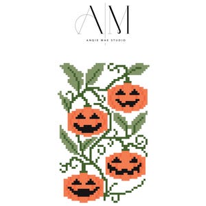 Könnte beinhalten: Ein Stickmuster mit dem Titel Spooky Pumpkins, das drei orangefarbene Kürbisse mit schwarzen, verpixelten Gesichtern zeigt, die durch grüne Ranken und Blätter verbunden sind. Der Text lautet AM ANGIE MAE STUDIO, Spooky Pumpkins, Needlepoint Pattern, Instant PDF Download, 52 x 78 Stitches.