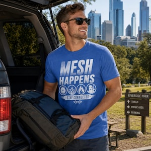 Könnte beinhalten: Ein blaues Kurzarm-T-Shirt mit dem weißen Schriftzug MESH HAPPENS, vier kreisförmigen Symbolen für Sturm, Blitz, Feuer und eine maskierte Figur sowie dem Text STAY CONNECTED mit einem Signal-Symbol unter dem Grafikdesign.