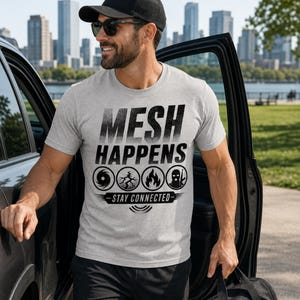 Peut inclure: Un t-shirt gris clair à manches courtes avec le texte noir MESH HAPPENS et STAY CONNECTED. Sous le texte se trouvent quatre icônes circulaires représentant une tempête, une terre fissurée, une flamme et un personnage masqué tenant un fusil.