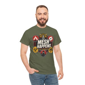 Può includere: Una t-shirt verde oliva con una stampa grafica che riporta il testo "MESH HAPPENS" e "STAY CONNECTED". Il design include una torre radio centrale circondata da icone circolari che raffigurano un fuoco, un uragano, un simbolo di rischio biologico, una terra incrinata e una figura mascherata.
