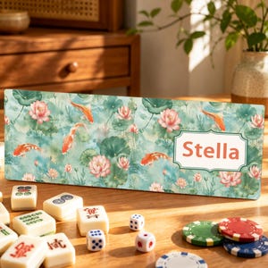 Personalisierte Mahjong-Regelkartenhülle, Koi-Lotus-Teich-NMJL-Kartenschutz, individuell gestaltbare, faltbare Hülle aus weichem PVC, Geschenk für amerikanische Mahjong-Fans