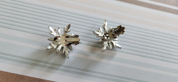 Vintage Flower Pin Brooch and Clip Earring Set - image 9